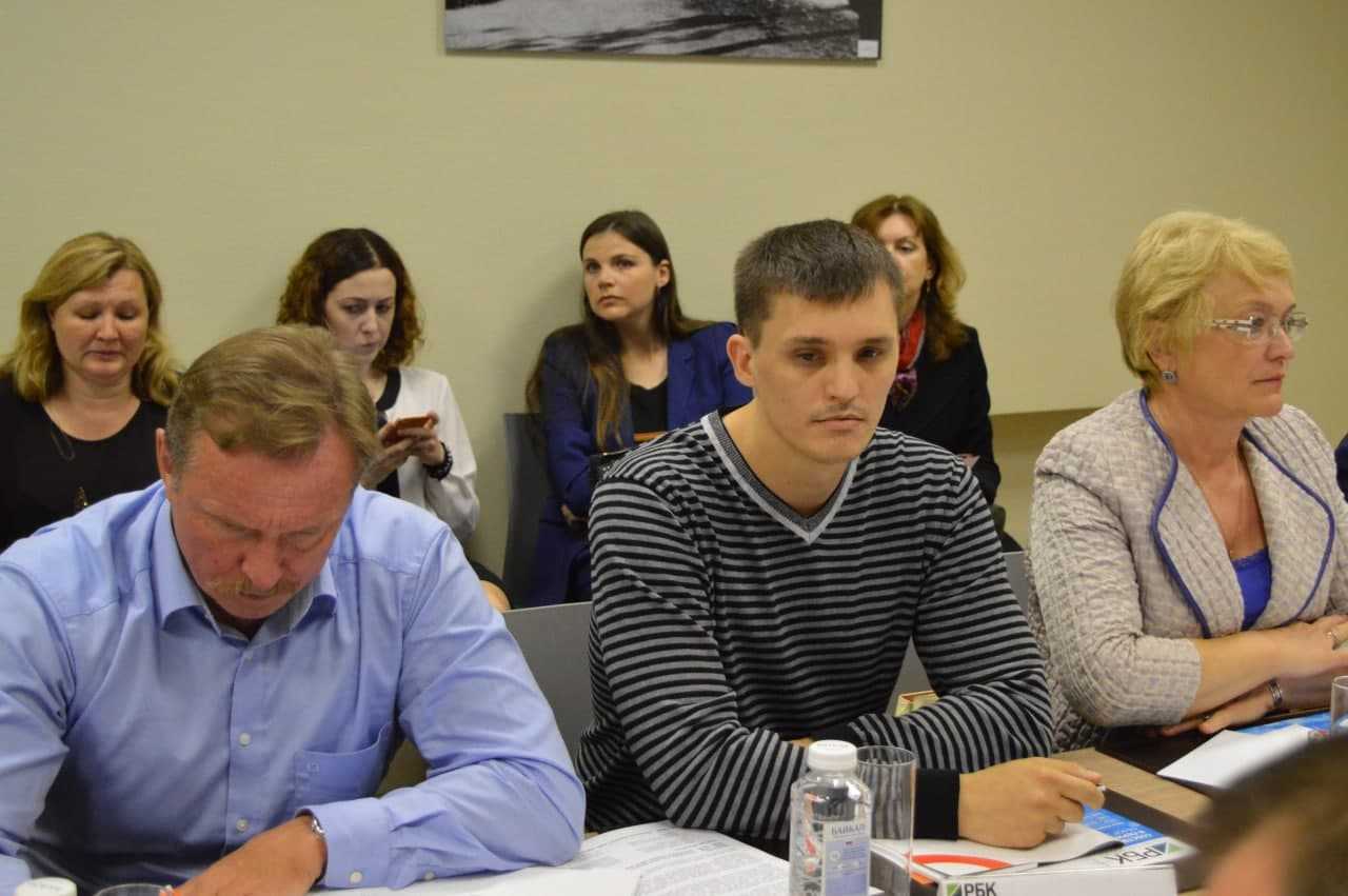 Алексей Жеравлев (по центру) на заседании круглого стола в РБК Петербург, 2016 год. Источник: lenobl.fas.gov.ru