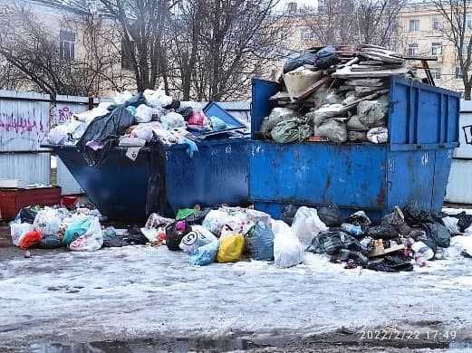 Петербургские дворы завалены мусором из-за неактуальной концепции НЭО