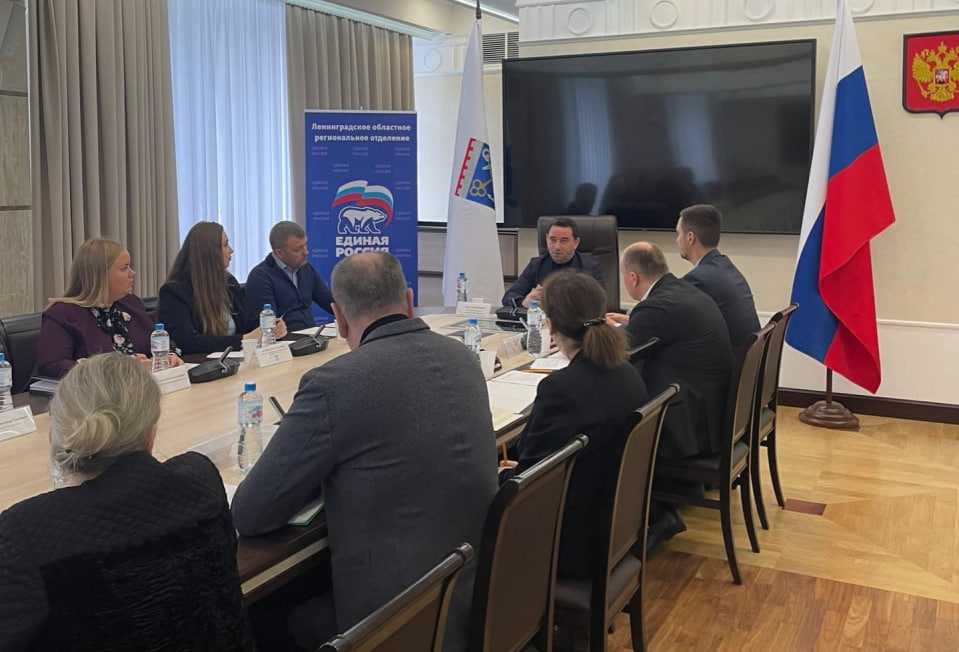 Саид Алиев (во главе стола). Источник: lenobl.er.ru