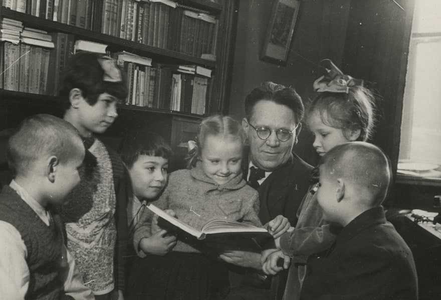 Самуил Маршак с детьми. Источник: goslitmuz.ru