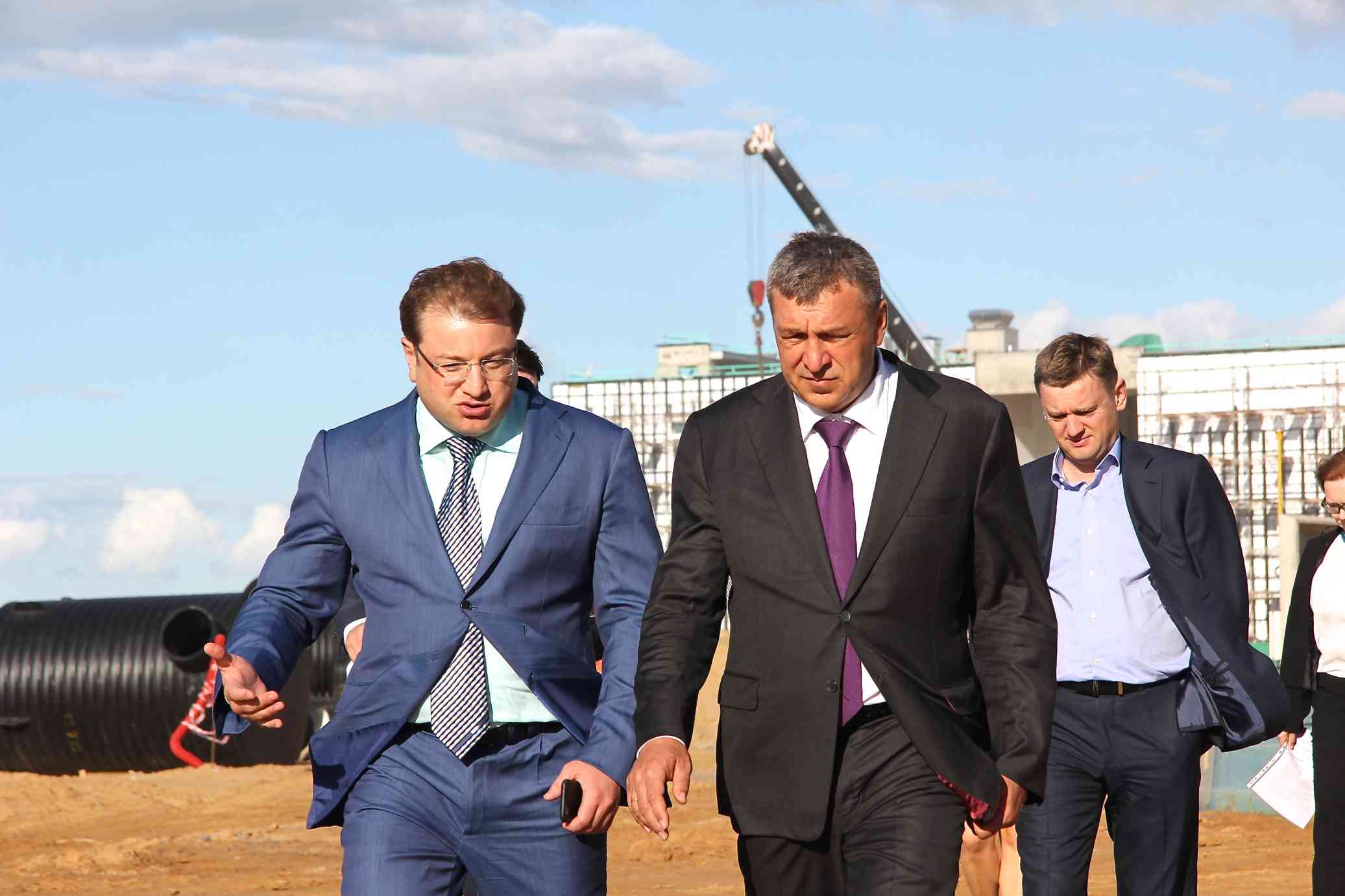 Бизнесмен Дмитрий Михальченко (слева) и бывший вице-губернатор Петербурга Игорь Албин (справа) в порту Бронка. Фото: gov.spb.ru